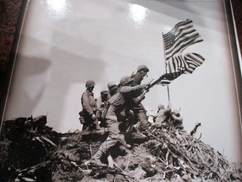 Soldiers raising American flag war memorial